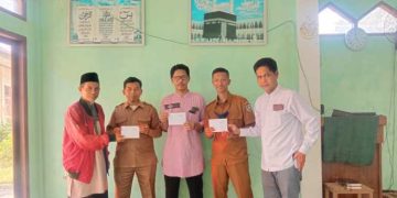 Lima Orang Mubaligh dan Guru Terima Bantuan Uang Tunai dari LAZISMU Pelalawan