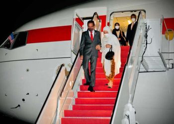 Jokowi Tiba di Pangkalan Militer AS, ini Sosok yang Ditemuinya ketika Pintu Pesawat Dibuka