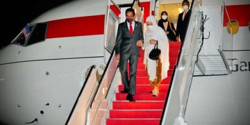 Jokowi Tiba di Pangkalan Militer AS, ini Sosok yang Ditemuinya ketika Pintu Pesawat Dibuka