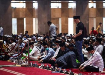 Mesut Ozil Jumatan di Masjid Istiqlal : Indonesia Banget, Pakai Peci dan Bikin Heboh