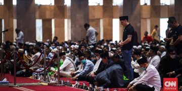 Mesut Ozil Jumatan di Masjid Istiqlal : Indonesia Banget, Pakai Peci dan Bikin Heboh