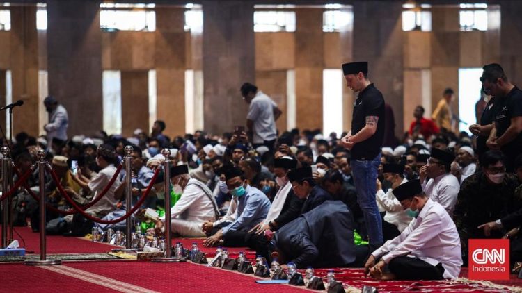 Mesut Ozil Jumatan di Masjid Istiqlal : Indonesia Banget, Pakai Peci dan Bikin Heboh