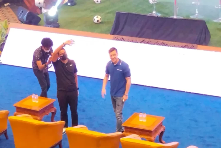 Mesut Ozil Beri Saran untuk Memajukan Sepak Bola Indonesia