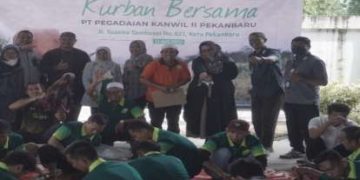 Pegadaian Kanwil II Pekanbaru Berbagi Daging Qurban dengan Nasabah