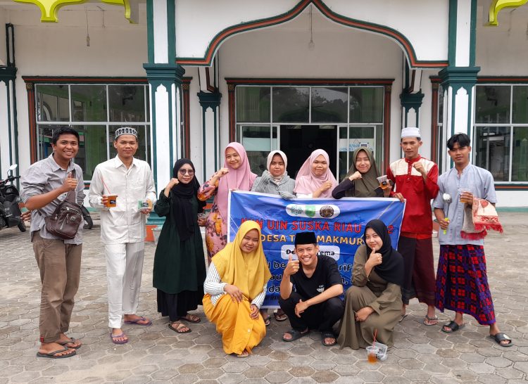 Jumat Berbagi di Desa Tani Makmur Bersama Tim KKM UIN SUSKA Riau