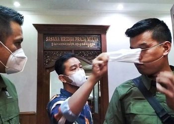 Gibran Ngamuk Tarik Masker Paspampres Sampai Putus : Saya Ndak Terima Warga Saya digituin