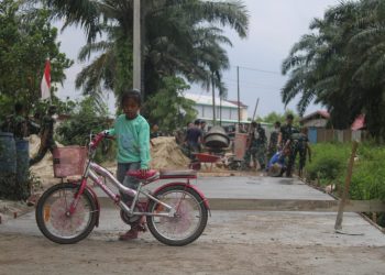 Sepeda Anak Pakde Prahara Nikmati Mulus Jalan Bunga Tombak