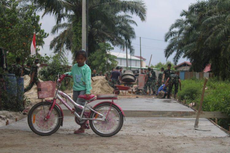 Sepeda Anak Pakde Prahara Nikmati Mulus Jalan Bunga Tombak