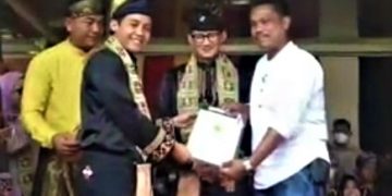 Wamen ATR/BPN Raja Juli Antoni serahkan 20 Sertipikat Tanah Lintas Sektoral di Riau