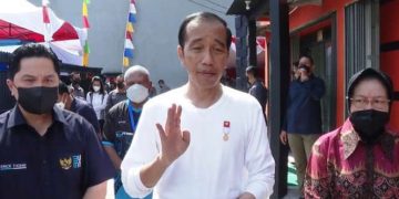 Jokowi Mulai Bagikan BLT BBM Secara Langsung di Jayapura