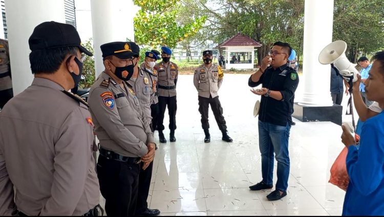 BBM Naik Anggota Dewan Rohil Plesir ke Lombok Mahasiswa Segel Kantor DPRD