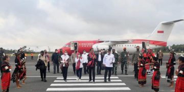 Kunjungan Kerja, Jokowi Bagikan Bansos di Maluku