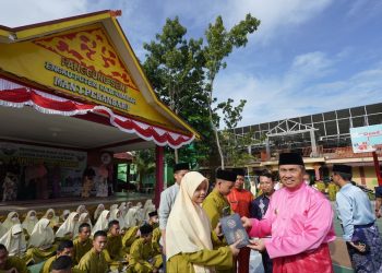 Gubernur Riau Serahkan Ratusan Wakaf Al-Quran di MAN 1 Pekanbaru