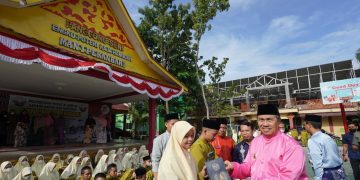 Gubernur Riau Serahkan Ratusan Wakaf Al-Quran di MAN 1 Pekanbaru