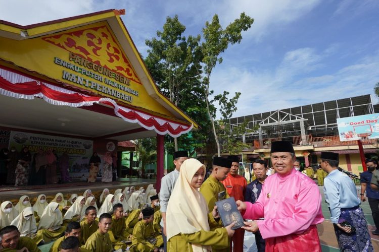 Gubernur Riau Serahkan Ratusan Wakaf Al-Quran di MAN 1 Pekanbaru