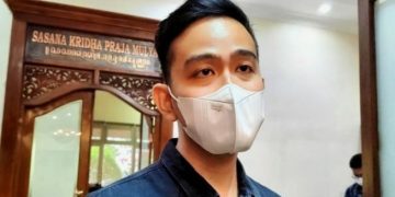 Gibran Hapus Anggaran Pembelian Mobil Listrik untuk Kendaraan Dinas : Siap Disanksi Presiden Jokowi