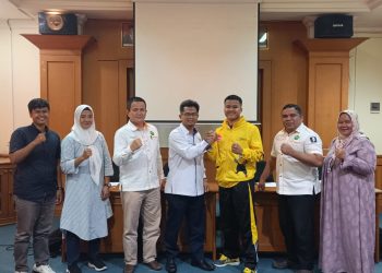 Wakil Rektor 3 Universitas Bung Hatta Lepas Atlit POMNas XVII