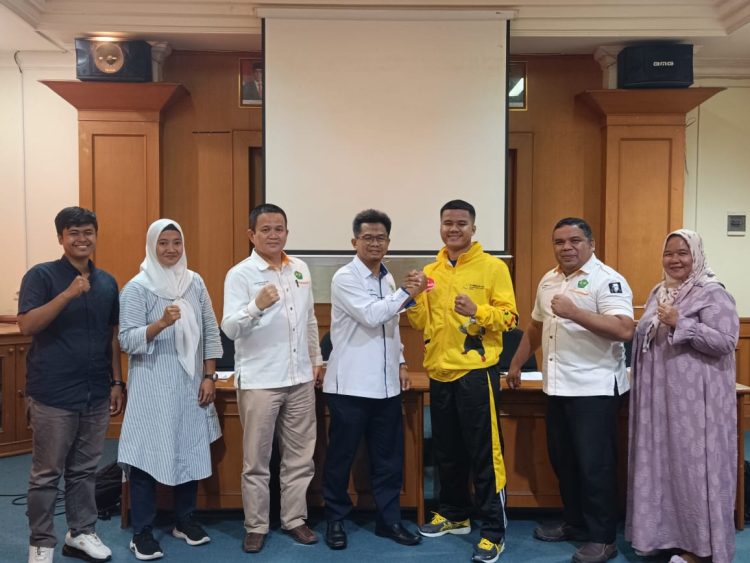 Wakil Rektor 3 Universitas Bung Hatta Lepas Atlit POMNas XVII