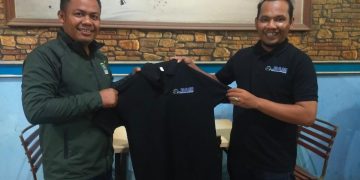 Anggota Kehormatan JMSI Riau Terima Baju JMSI Inhu