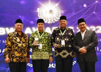 Gubernur Riau Syamsuar Dianugerahi Penghargaan Sebagai Tokoh Wakaf Nasional Unsur Kepala Daerah