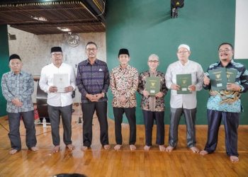 Wamen ATR/BPN Serahkan Sertifikat Tanah RS Muhammadiyah dan Masjid PERSIS Bandung