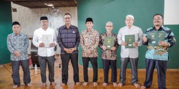 Wamen ATR/BPN Serahkan Sertifikat Tanah RS Muhammadiyah dan Masjid PERSIS Bandung