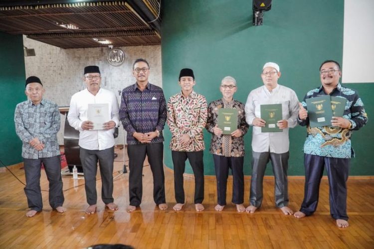 Wamen ATR/BPN Serahkan Sertifikat Tanah RS Muhammadiyah dan Masjid PERSIS Bandung