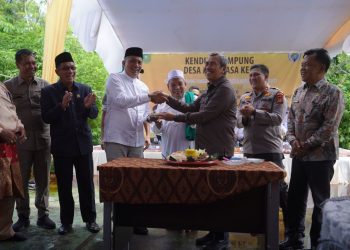 Gubernur Riau Syamsuar – Bupati Adil Potong Tumpeng Bersama di Kenduri Desa Mantiasa