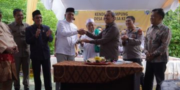 Gubernur Riau Syamsuar – Bupati Adil Potong Tumpeng Bersama di Kenduri Desa Mantiasa