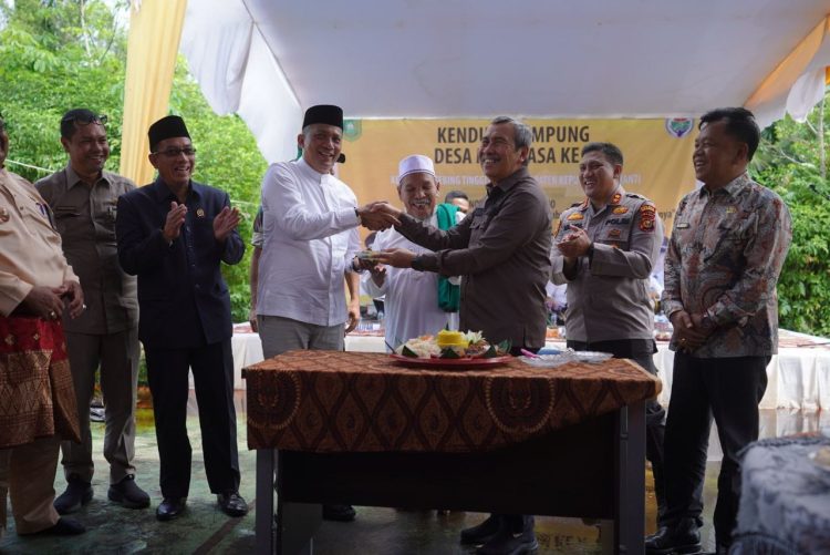 Gubernur Riau Syamsuar – Bupati Adil Potong Tumpeng Bersama di Kenduri Desa Mantiasa