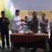 Gubernur Riau Syamsuar – Bupati Adil Potong Tumpeng Bersama di Kenduri Desa Mantiasa