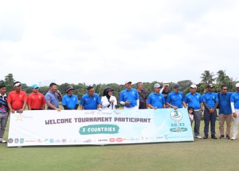 Disparprov Kepri dan Disbudpar Kota Batam Pukul Bola Asap Awali 3 Countries Golf Tournament