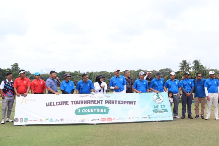 Disparprov Kepri dan Disbudpar Kota Batam Pukul Bola Asap Awali 3 Countries Golf Tournament