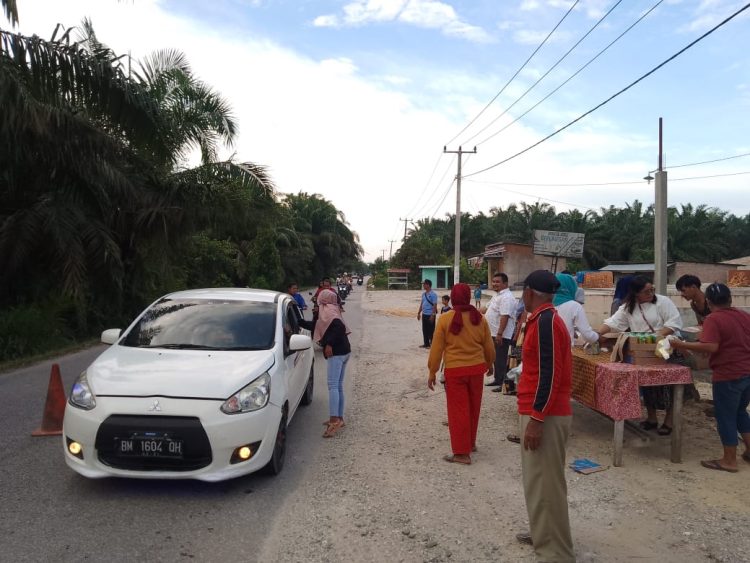 Peron Sawit CV. TS Apa Kata Dunia bagikan takjil, THR kepada Masyarakat tempatan dan Karyawan