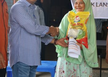 LAZISMU Pekanbaru Beri Bantuan 100 Paket Sembako Warga Tangkerang Utara