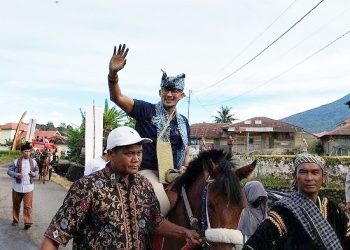 Tunggangi ‘Pink Floyd’, Sandiaga Uno Sapa Warga Desa Wisata Kubu Gadang, Padang Panjang