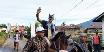 Tunggangi ‘Pink Floyd’, Sandiaga Uno Sapa Warga Desa Wisata Kubu Gadang, Padang Panjang