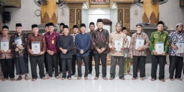 Raja Juli Antoni : Mohon Dijaga dengan Baik, Serahkan Sertifikat Tanah Wakaf Muhammadiyah dan NU