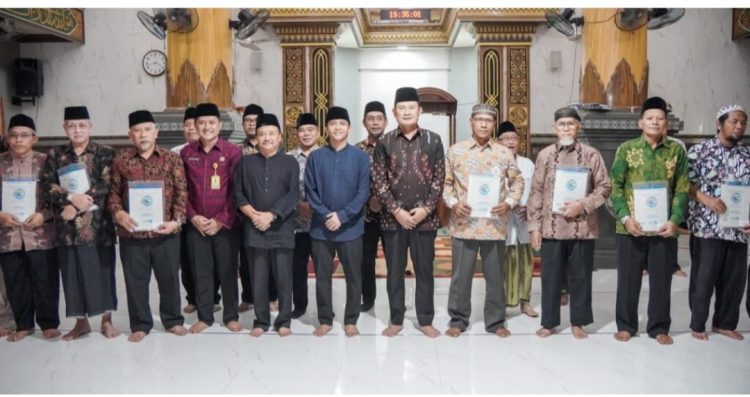 Raja Juli Antoni : Mohon Dijaga dengan Baik, Serahkan Sertifikat Tanah Wakaf Muhammadiyah dan NU