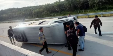Minibus Terguling di Tol Pekanbaru-Bangkinang, 8 Dosen Universitas Pahlawan Terluka