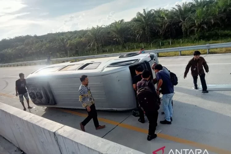 Minibus Terguling di Tol Pekanbaru-Bangkinang, 8 Dosen Universitas Pahlawan Terluka
