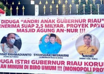 HEBOH ! Viral Spanduk Anak Gubernur Riau diduga Terima Suap Rp2,5 Miliar, ini Jawaban Gubernur