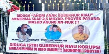 HEBOH ! Viral Spanduk Anak Gubernur Riau diduga Terima Suap Rp2,5 Miliar, ini Jawaban Gubernur