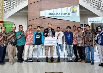 Dukung Tim Sepakbola Amputasi Riau, Bandara Pekanbaru Berikan Bantuan TJSL Tongkat Elbow