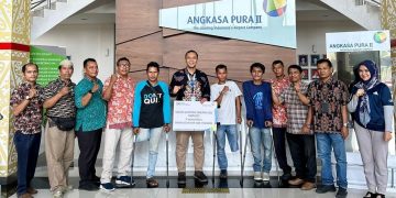 Dukung Tim Sepakbola Amputasi Riau, Bandara Pekanbaru Berikan Bantuan TJSL Tongkat Elbow