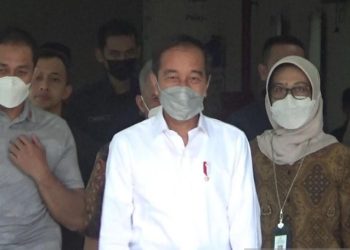 Walau Pernah dijuluki Fir’aun, Jokowi Tetap Jenguk Cak Nun yang masih dirawat di RS Sardjito