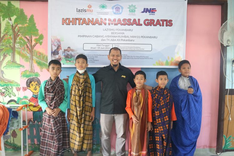 Berbagi Kebahagian Untuk Anak-anak Dhuafa, LAZISMU dan JNE Selenggarkan Khitanan GRATIS