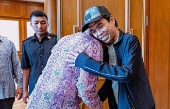 PM Anwar Ibrahim Sambut Baik UAS di Malaysia, Saling Berpelukan