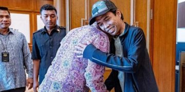PM Anwar Ibrahim Sambut Baik UAS di Malaysia, Saling Berpelukan