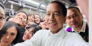 Presiden Jokowi Ajak Sejumlah Artis Jajal LRT Jabodebek